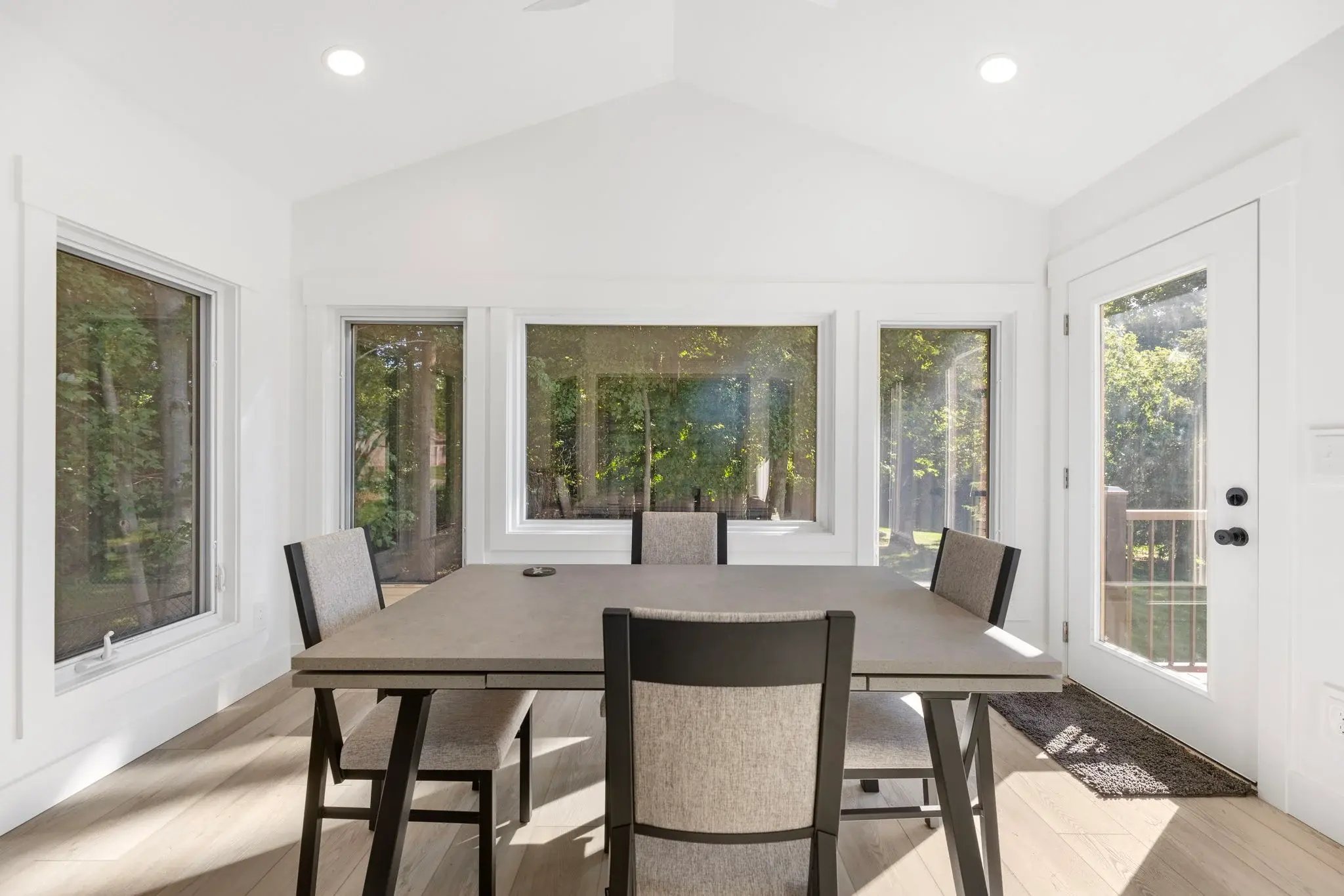 4-season addition with vaulted ceiling and recessed lighting